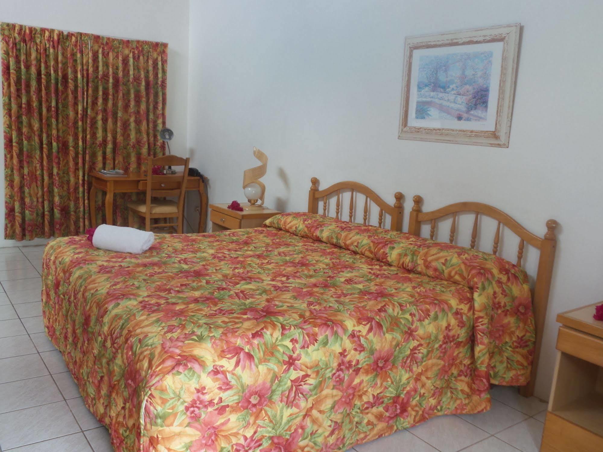 Anchorage Inn Dickenson Bay Extérieur photo