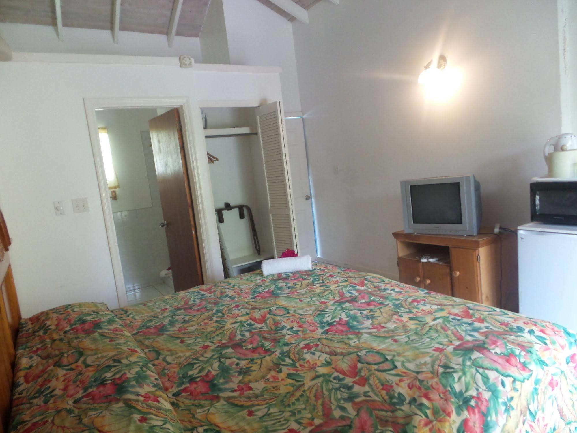 Anchorage Inn Dickenson Bay Extérieur photo